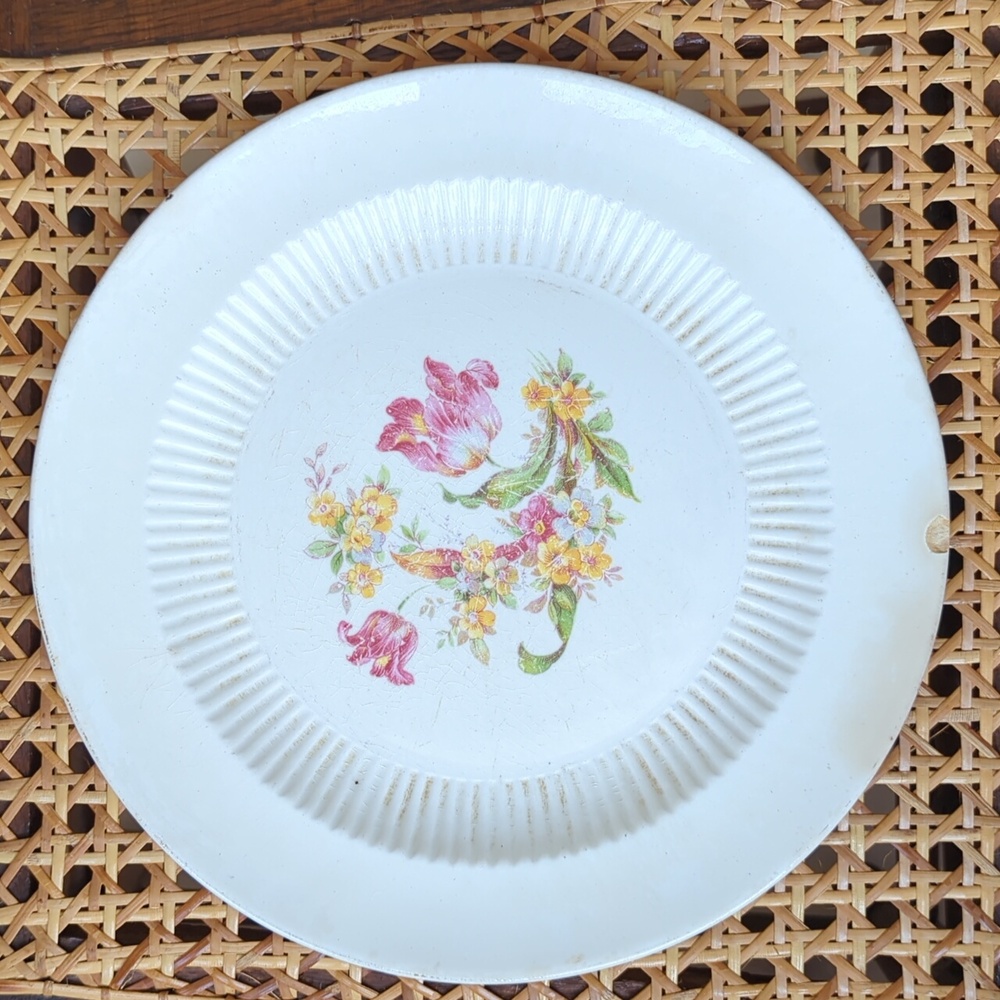 Victoria Dinnerware Warranted 22-K Gold Spring Tulip dinner plate